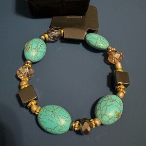 NWT- Beautiful Turquoise , Gold, Mettalic gray square Beaded stretch bracelet+🎁
